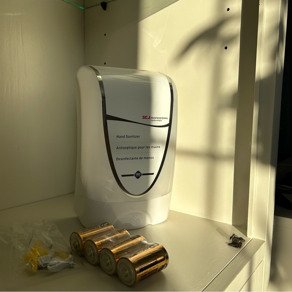 Free with a purchase in my closet Professional Hand Sanitizer Dispenser - Picture 4 of 4